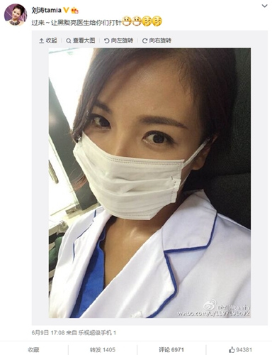 劉濤穿醫(yī)生工作服戴口罩